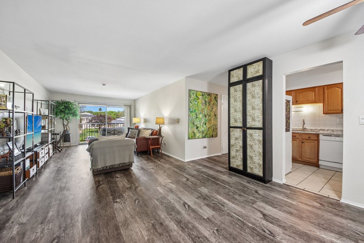 800 E Old Willow Road #208, Prospect Heights, IL 60070