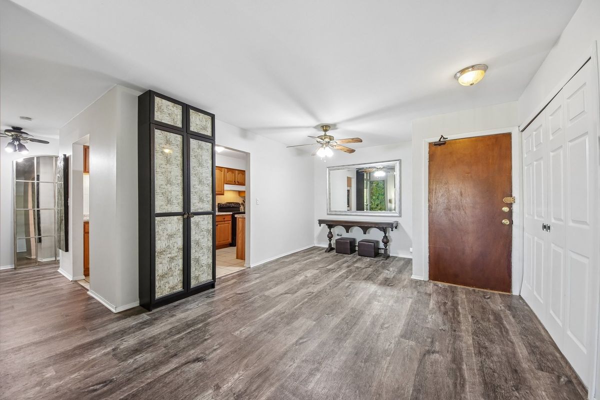 800 E Old Willow Road #208, Prospect Heights, IL 60070