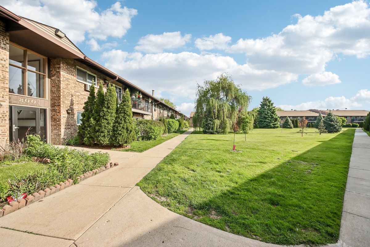 800 E Old Willow Road #208, Prospect Heights, IL 60070