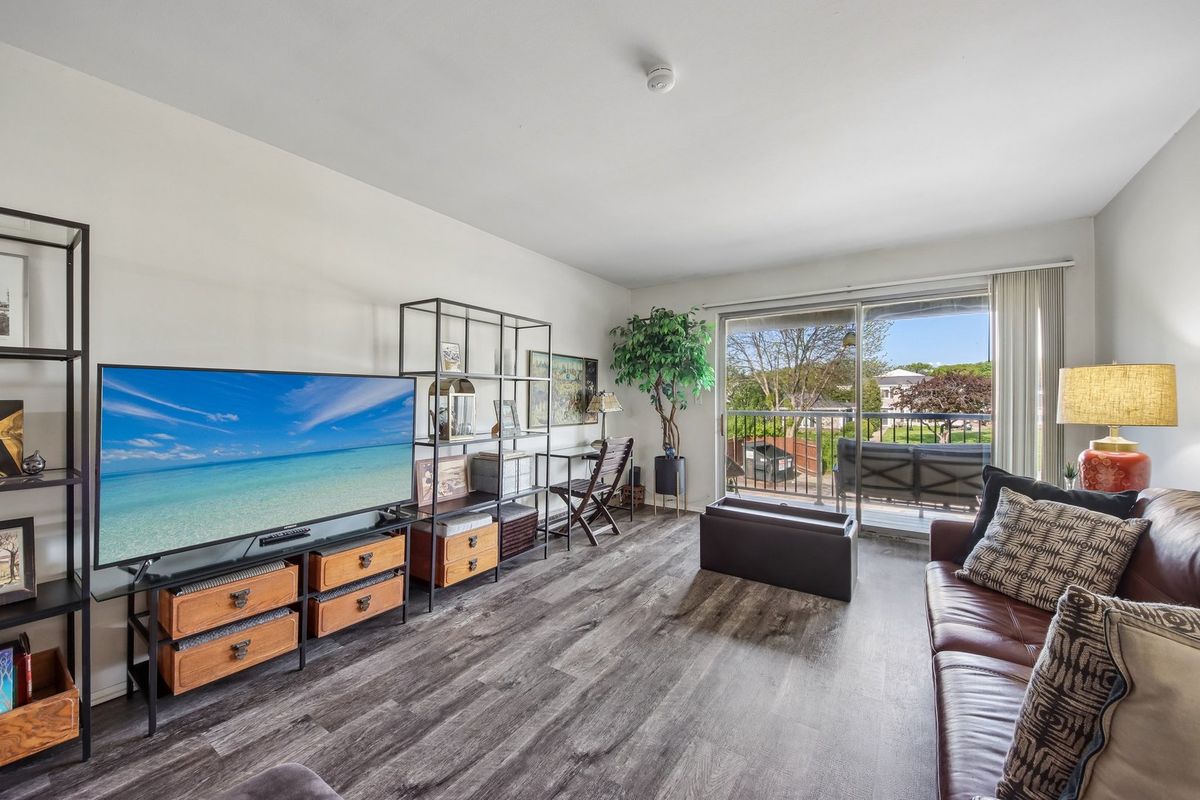 800 E Old Willow Road #208, Prospect Heights, IL 60070