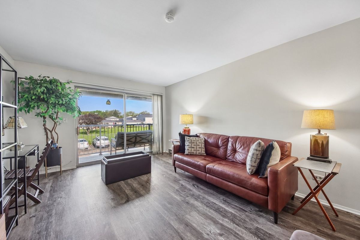 800 E Old Willow Road #208, Prospect Heights, IL 60070