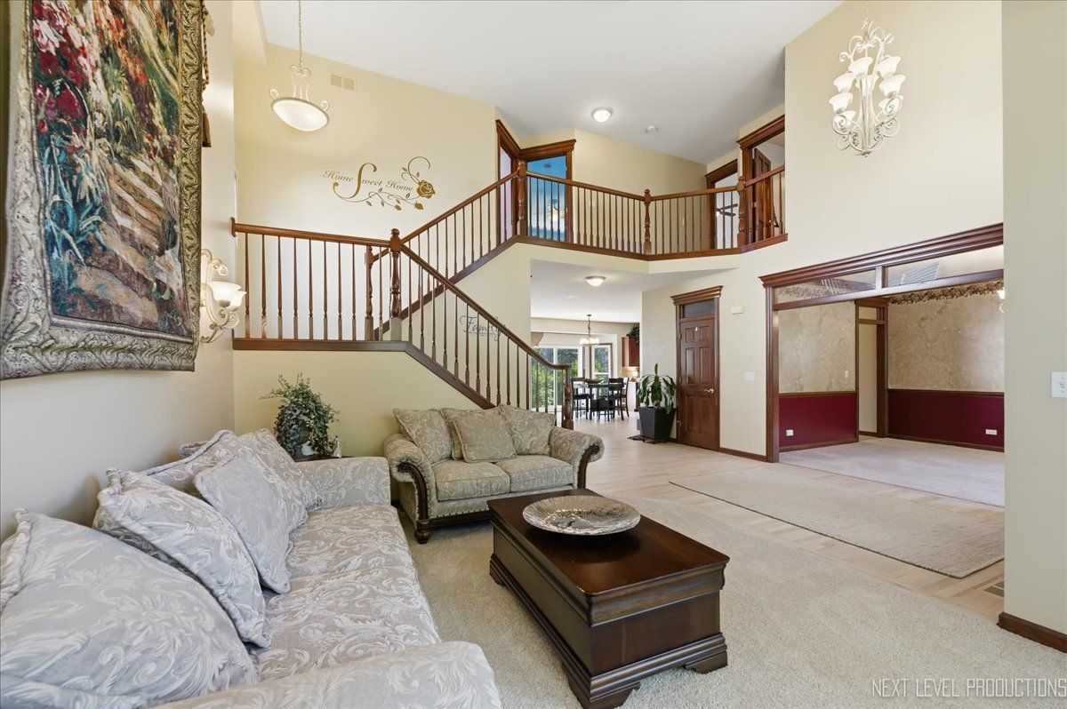 811 W Thornwood Drive, South Elgin, IL 60177