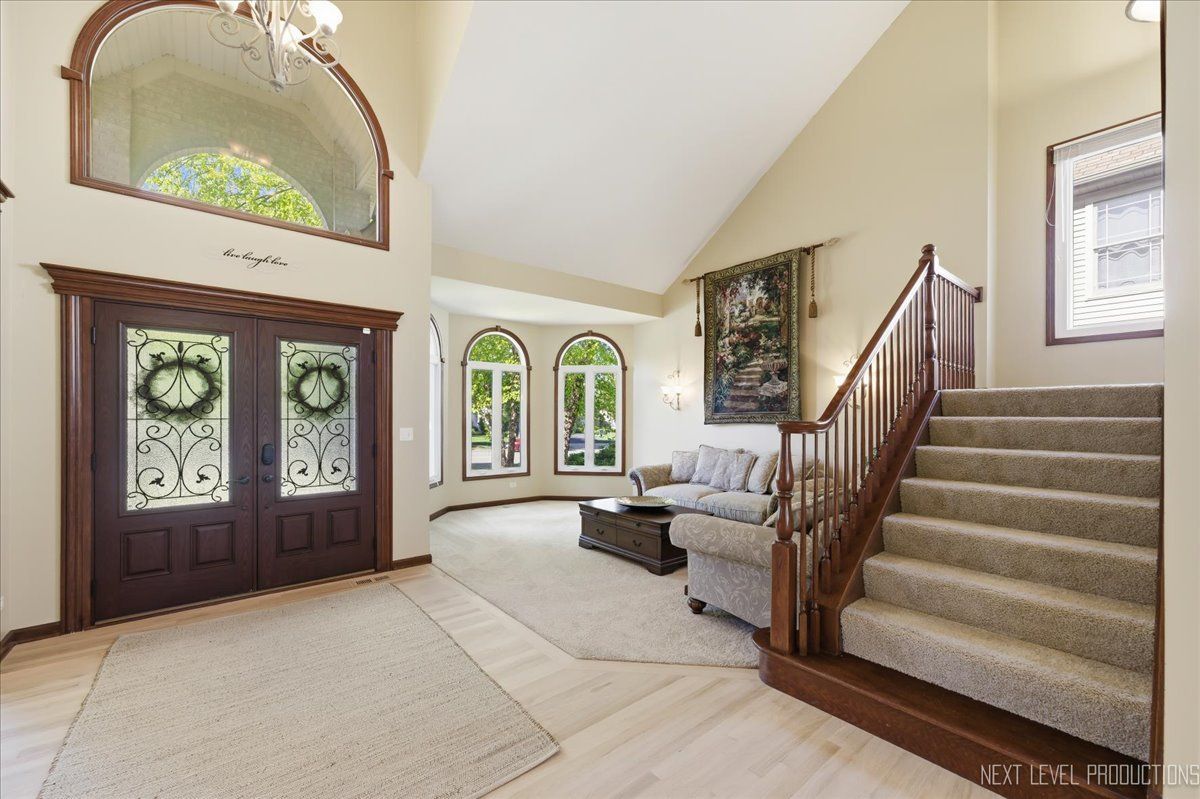 811 W Thornwood Drive, South Elgin, IL 60177