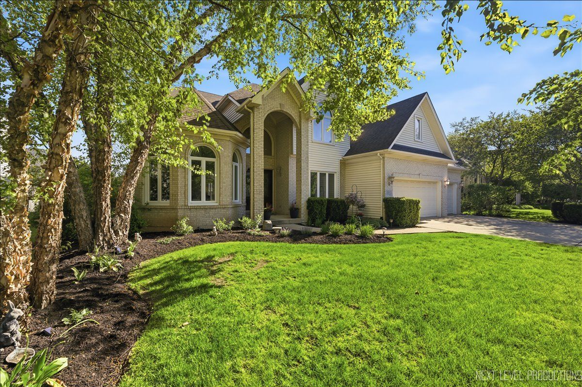 811 W Thornwood Drive, South Elgin, IL 60177
