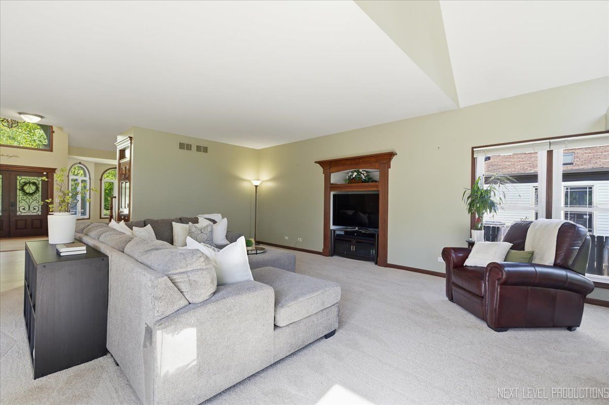 811 W Thornwood Drive, South Elgin, IL 60177