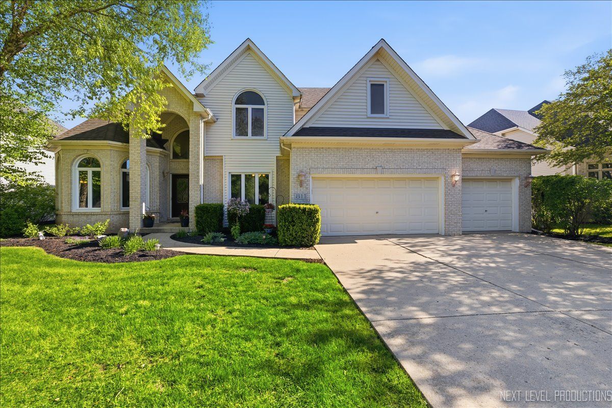 811 Thornwood Drive, South Elgin, IL 60177
