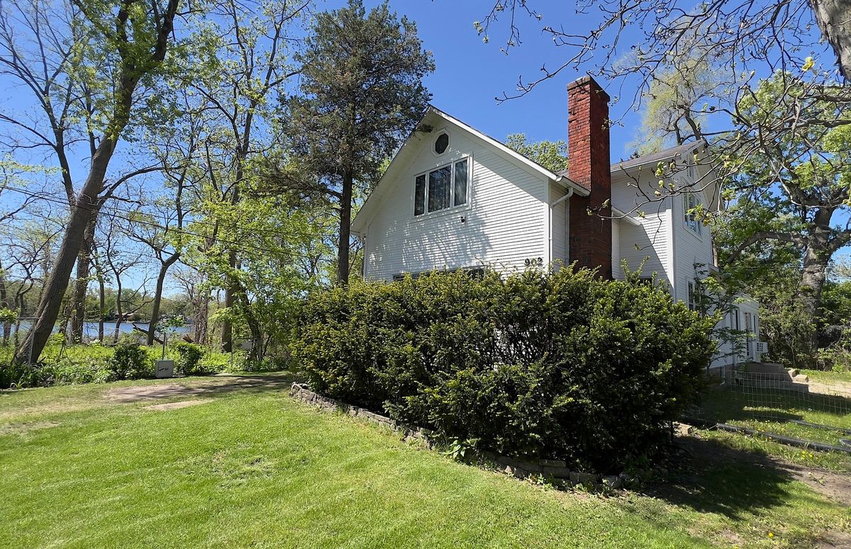 902 Lake Shore Drive, Round Lake Beach, IL 60073