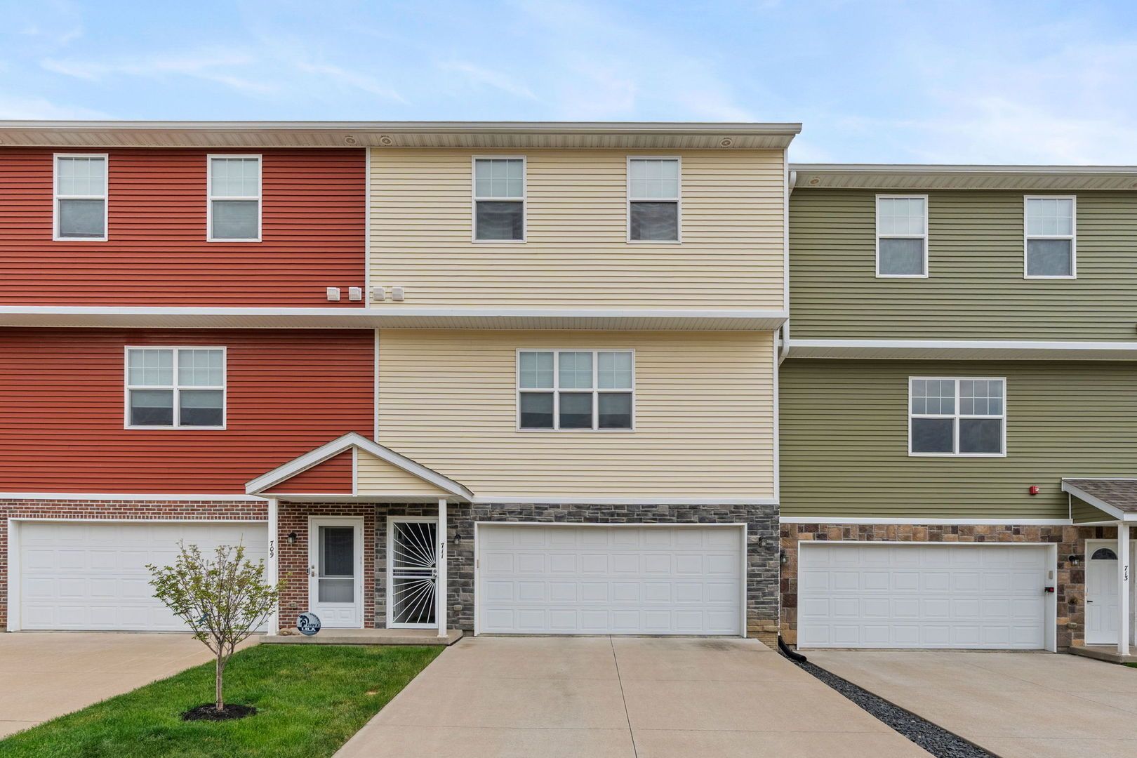 711 Cox Court — Leclaire, IA 52753