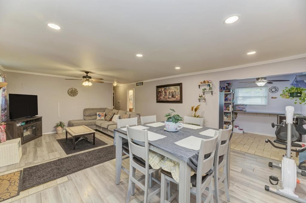 105 Queenswood Road, Bolingbrook, IL 60440
