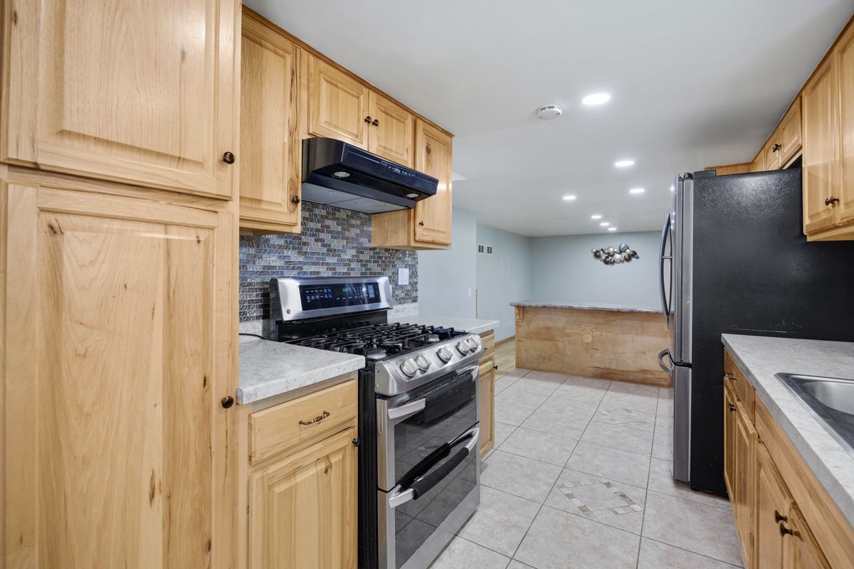 898 Debra Lane, Elk Grove Village, IL 60007