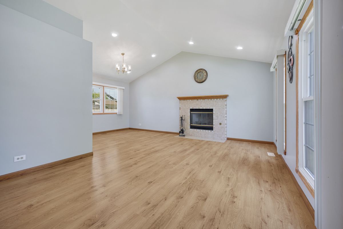 898 Debra Lane, Elk Grove Village, IL 60007