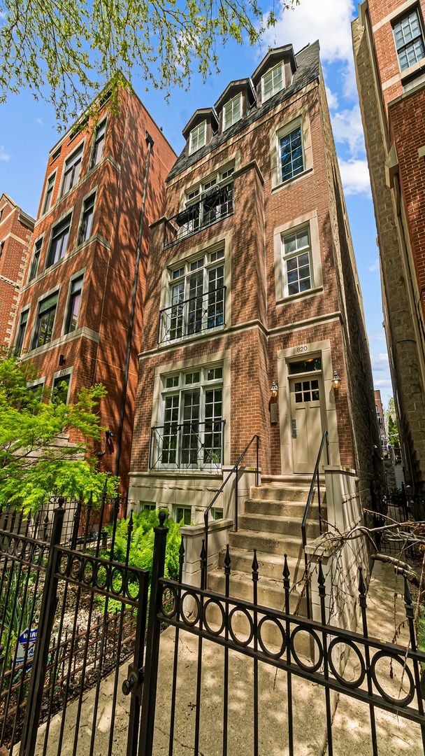 820 Buckingham Place, Chicago, IL 60657