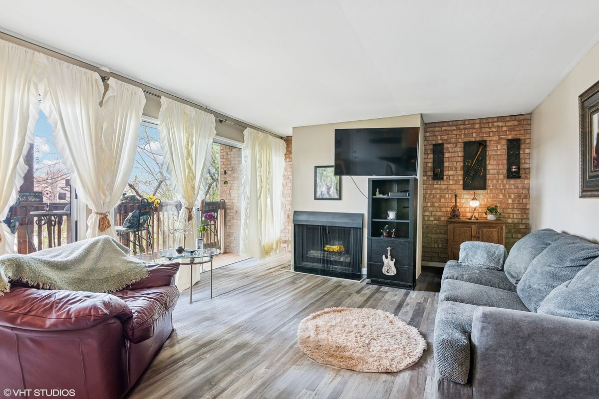 5803 Oakwood Drive #B, Lisle, IL 60532