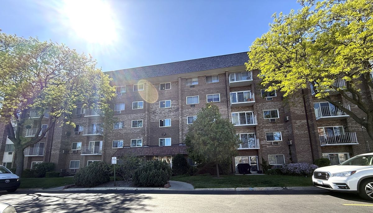 10373 Dearlove Road, Glenview, IL 60025