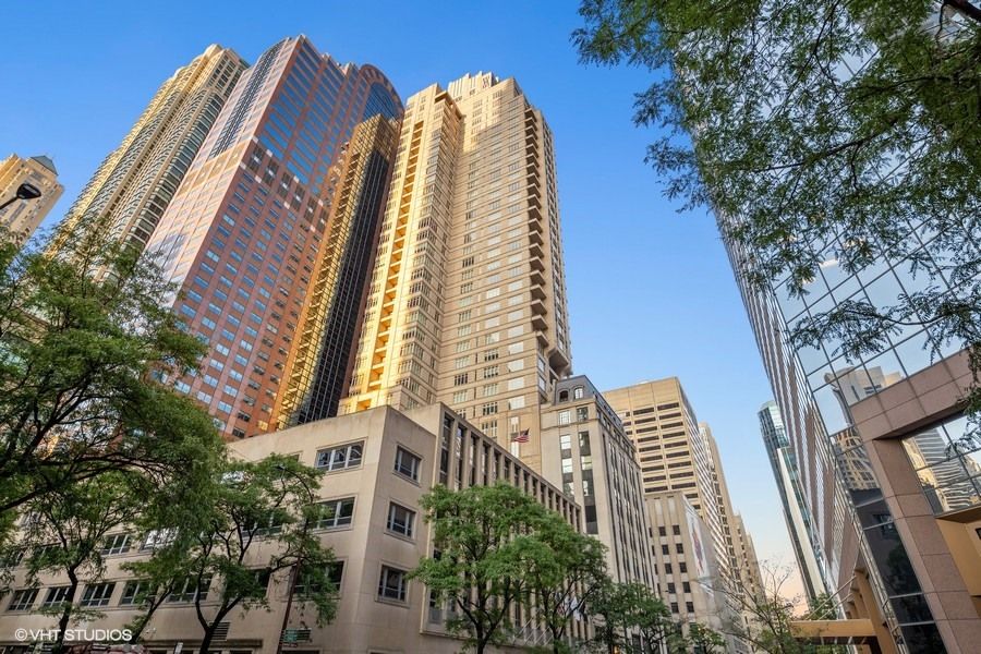 118 E Erie Street #32G — Chicago, IL 60611