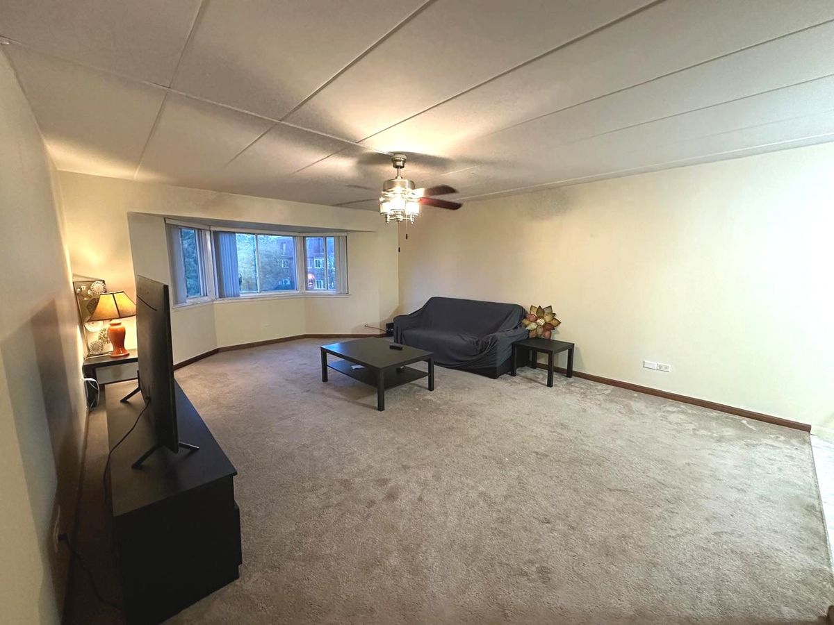 300 Roselle Road #419, Schaumburg, IL 60193