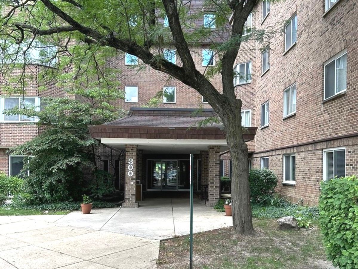 300 Roselle Road, Schaumburg, IL 60193