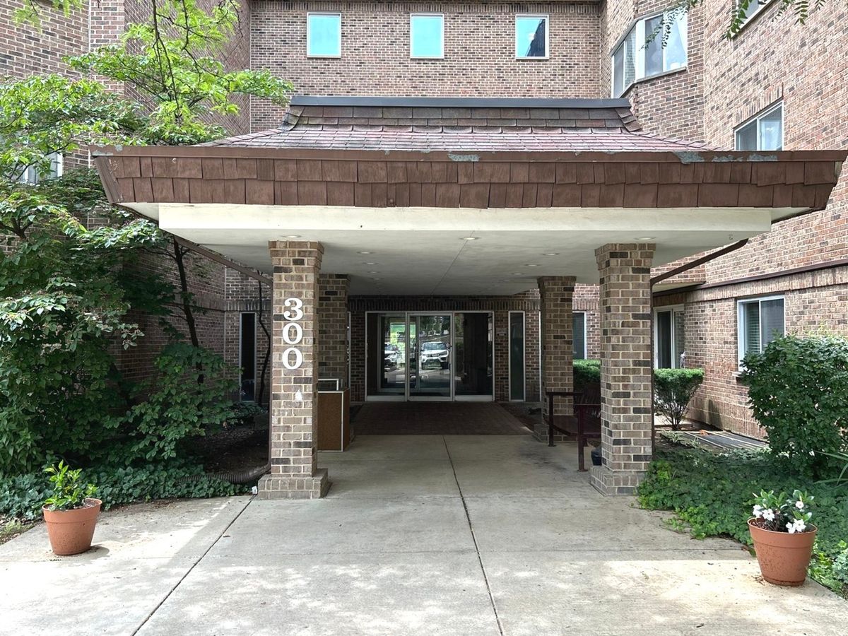 300 Roselle Road #419, Schaumburg, IL 60193