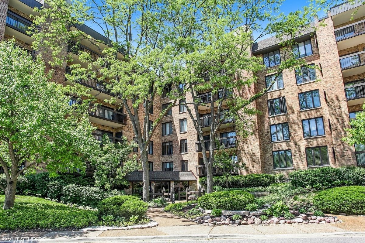 1740 Mission Hills Road, Northbrook, IL 60062