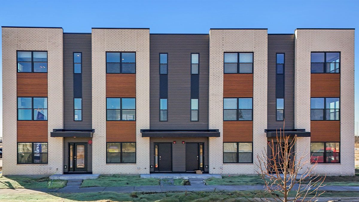 2220 Waters Edge Drive, Schaumburg, IL 60173