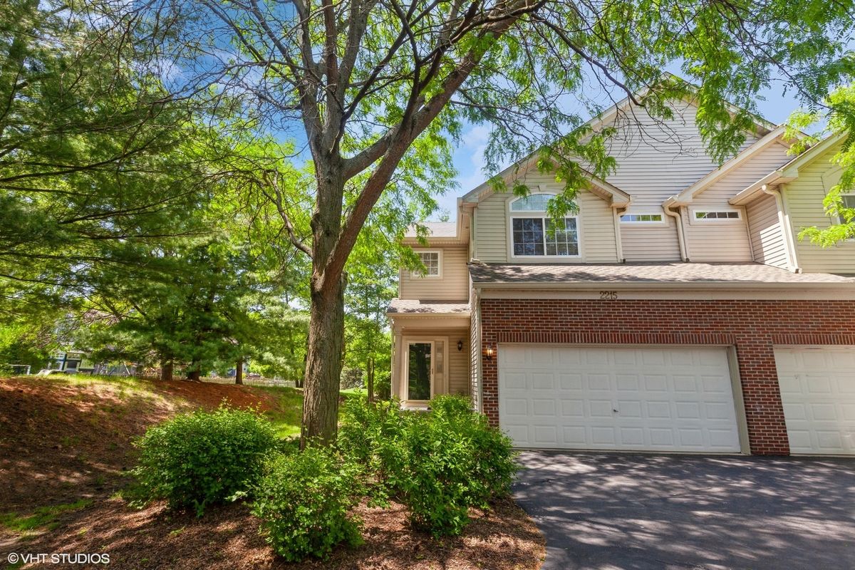 2215 Stoughton Drive, Aurora, IL 60502