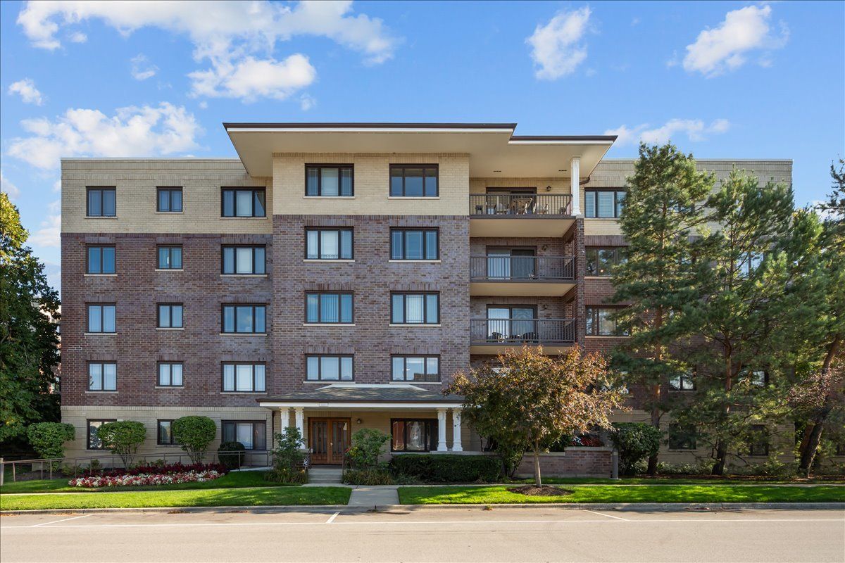 650 Laurel Avenue #303 — Highland Park, IL 60035