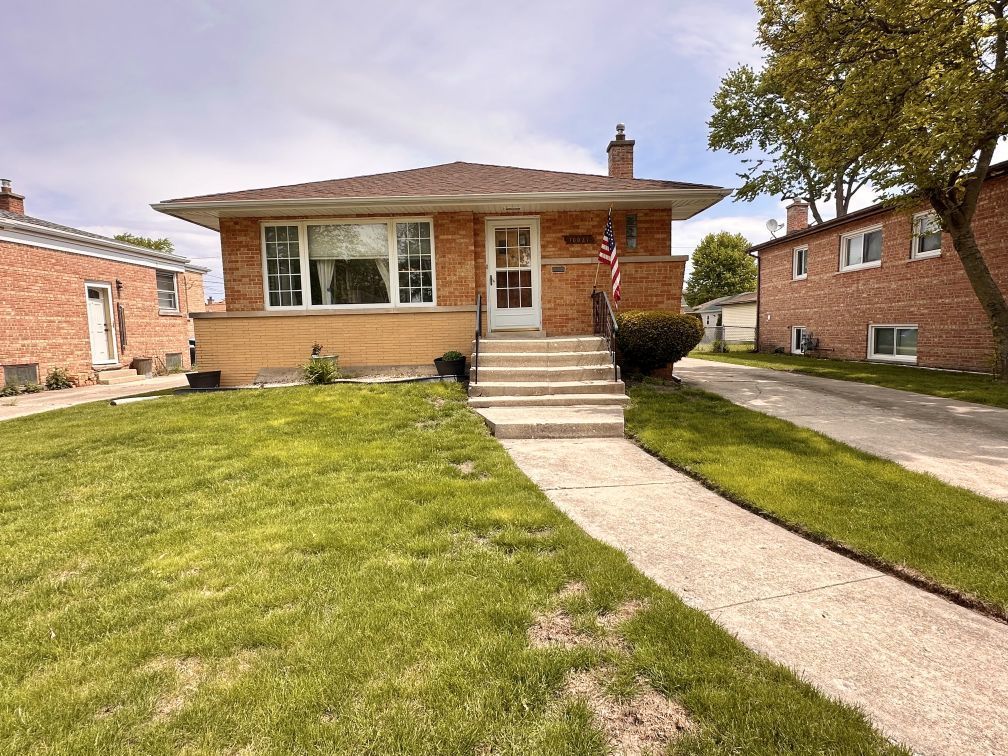 10021 Minnick Avenue — Oak Lawn, IL 60453