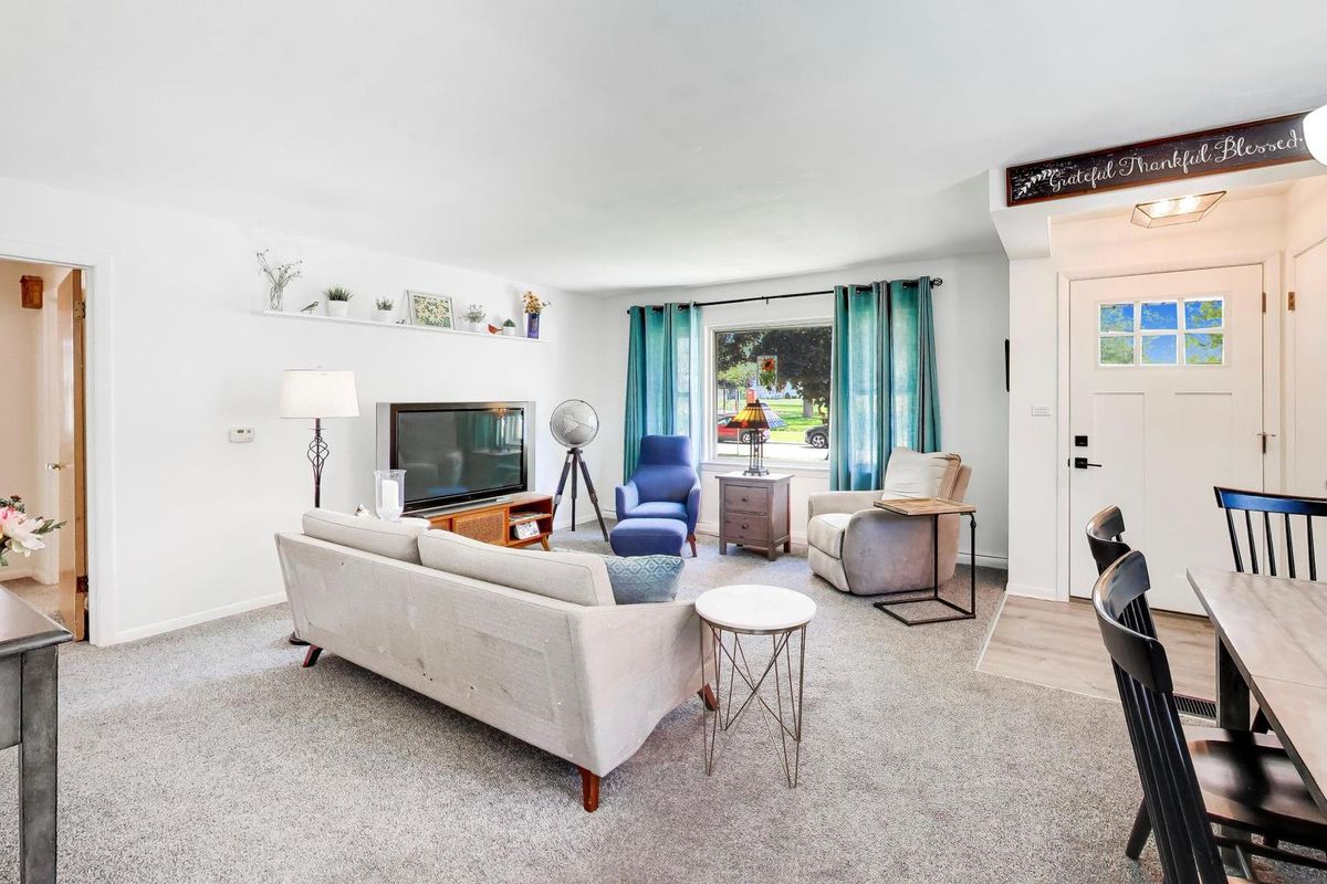 210 N 2nd Avenue, Villa Park, IL 60181