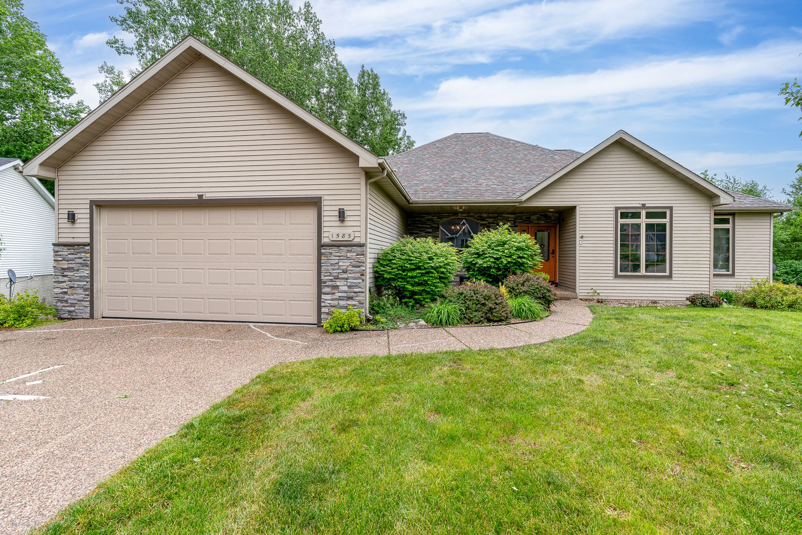 1585 DEER WOOD Drive — Bettendorf, IA 52722