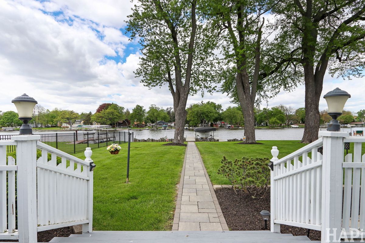 1611 N Woodlawn Park Avenue, McHenry, IL 60051