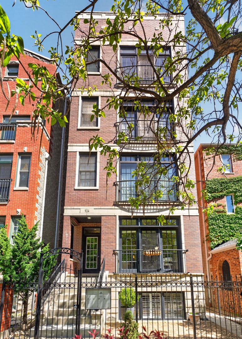 924 ROSCOE Street, Chicago, IL 60657