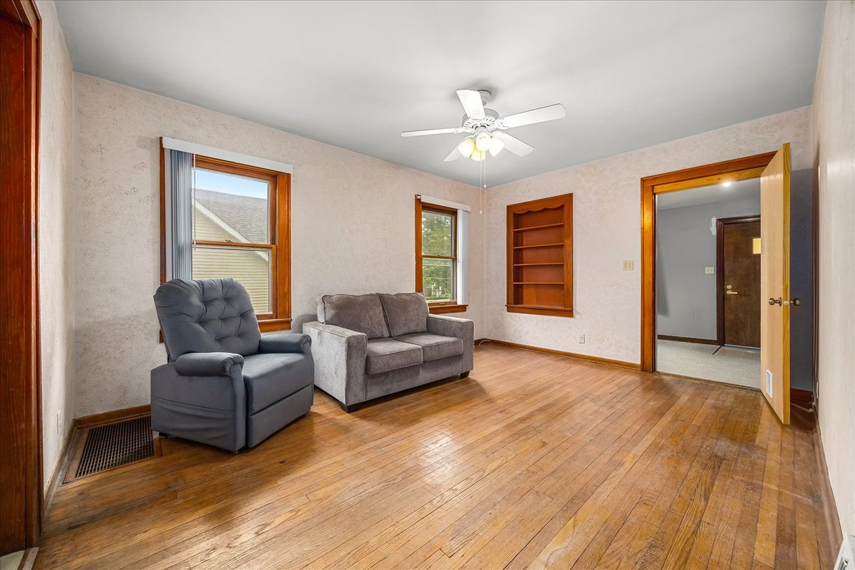 274 Kossuth Street, South Elgin, IL 60177