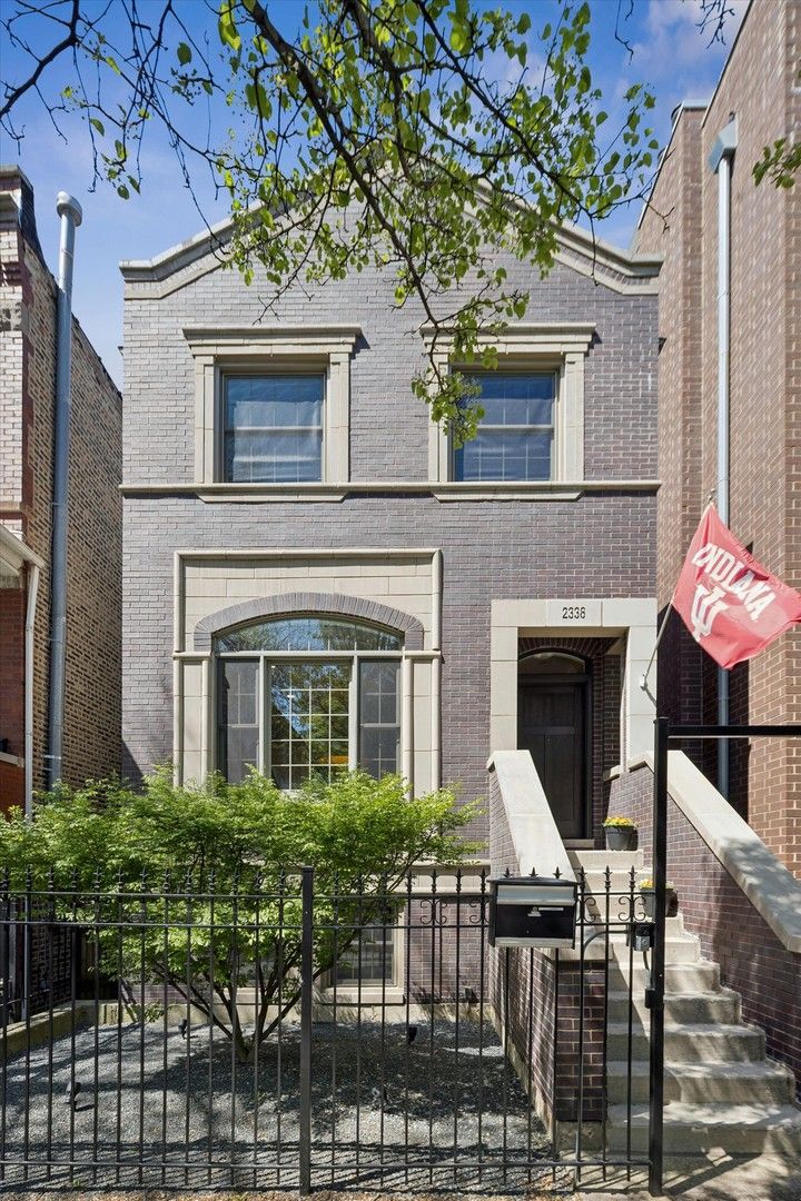 2338 N OAKLEY Avenue — Chicago, IL 60647