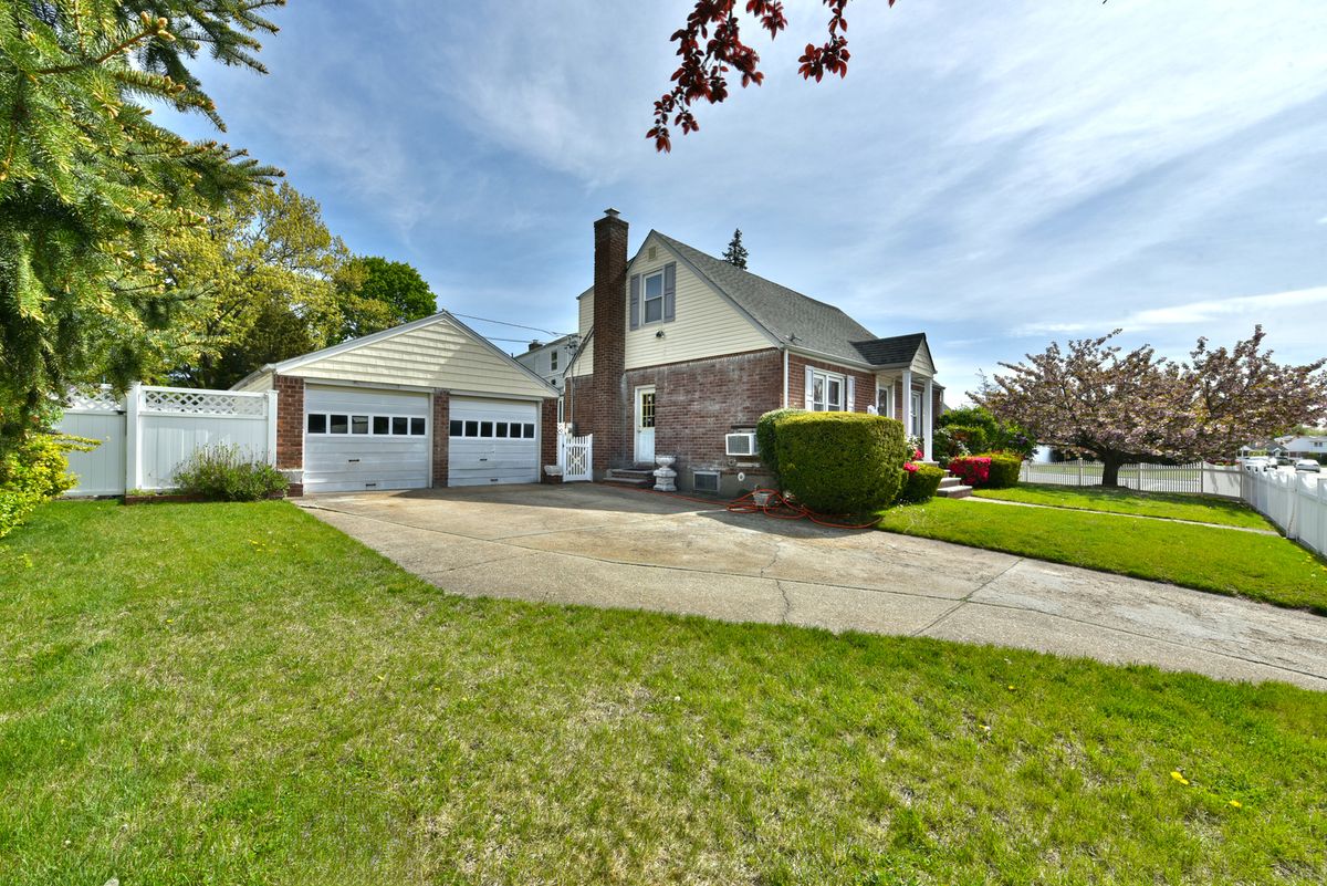 916 Center Drive, Franklin Square, NY 11010