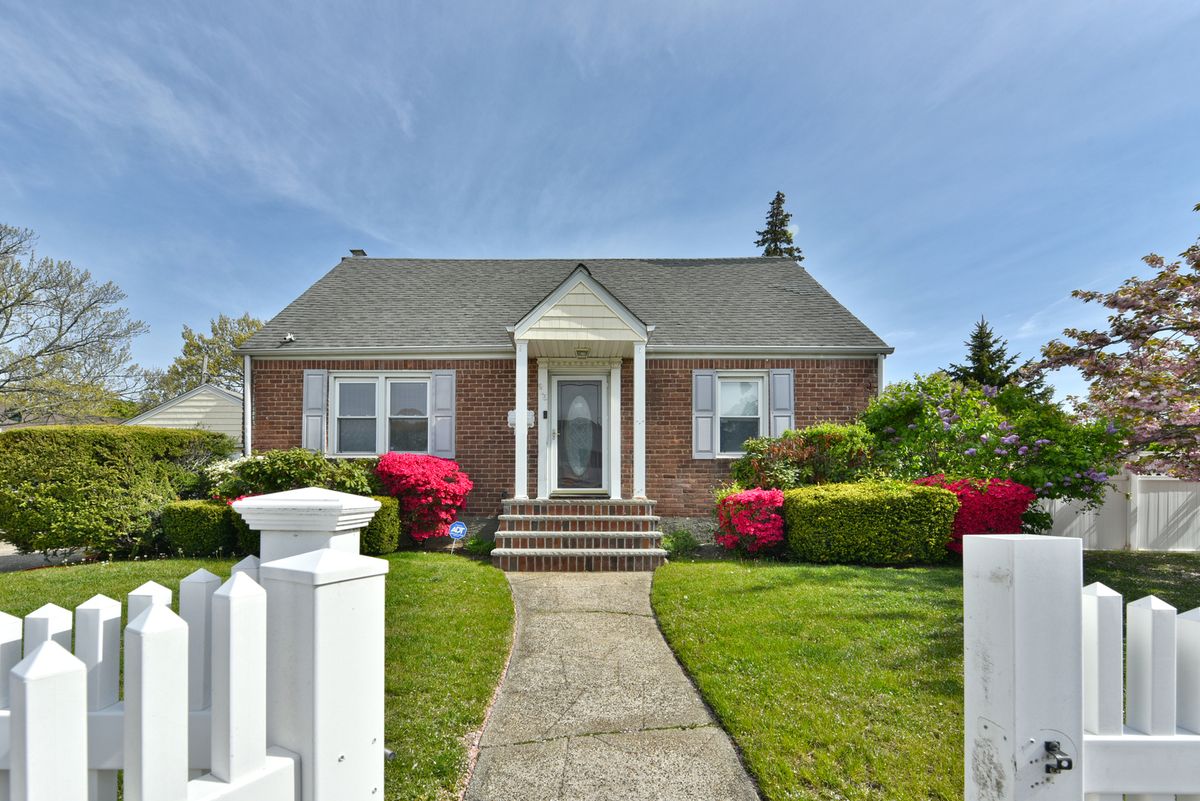 916 Center Drive, Franklin Square, NY 11010