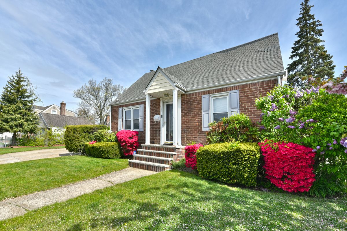916 Center Drive, Franklin Square, NY 11010