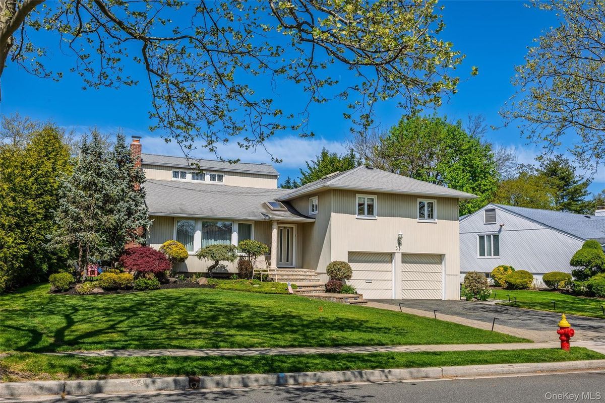 77 Lake Drive, Manhasset Hills, NY 11040