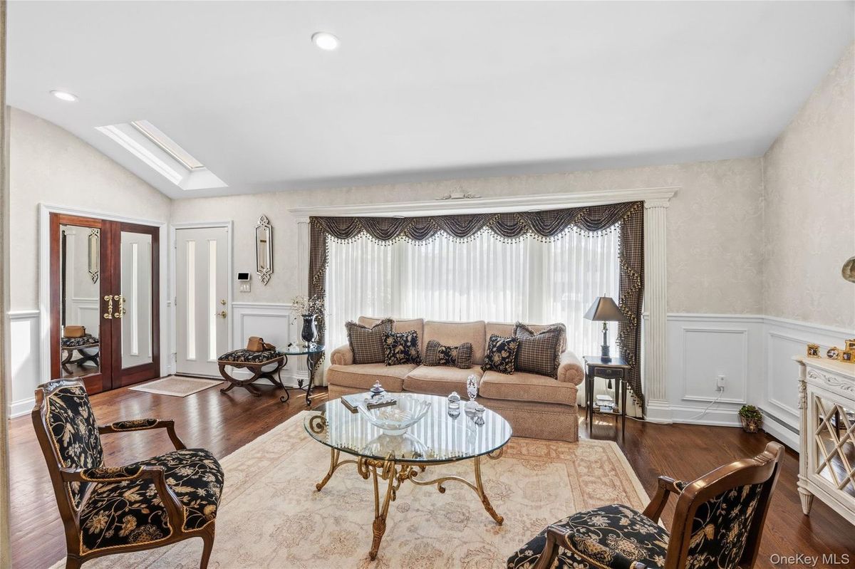 77 Lake Drive, Manhasset Hills, NY 11040