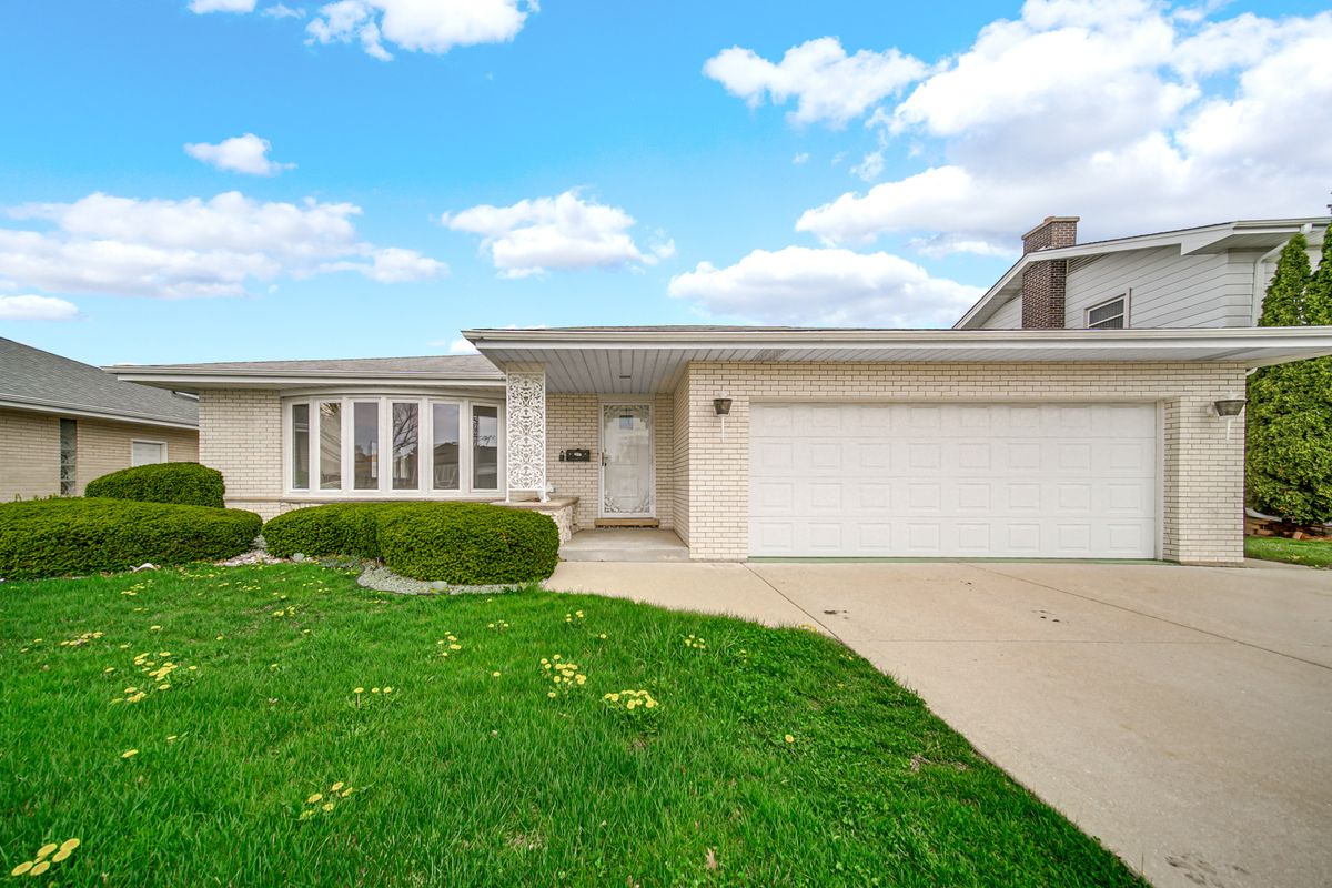 10916 Kingston Street, Westchester, IL 60154