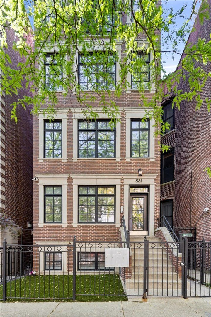 831 Buckingham Place, Chicago, IL 60657