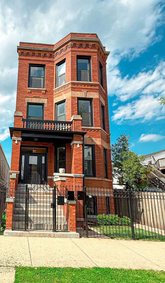 3608 Wolfram Street, Chicago, IL 60618