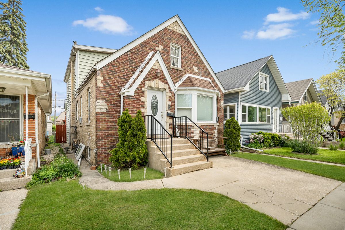 4918 W Winnemac Avenue, Chicago, IL 60630