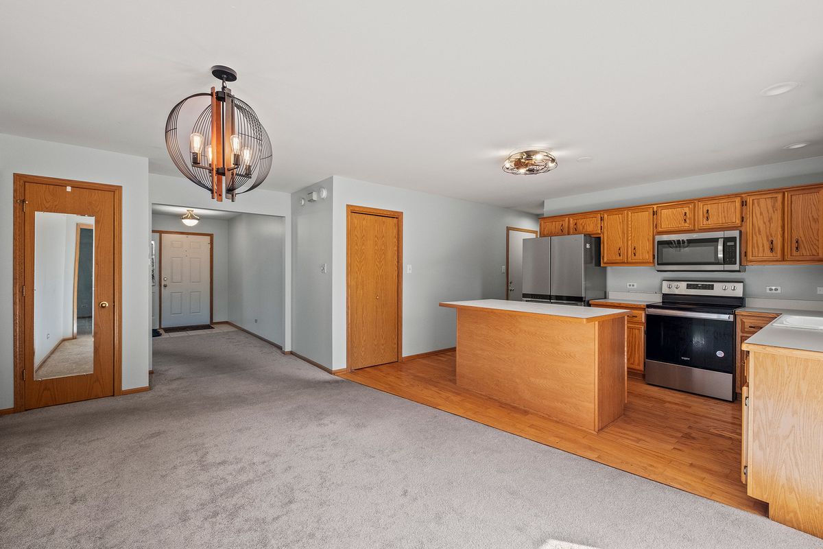 27106 S Fountainview Drive, Crete, IL 60417