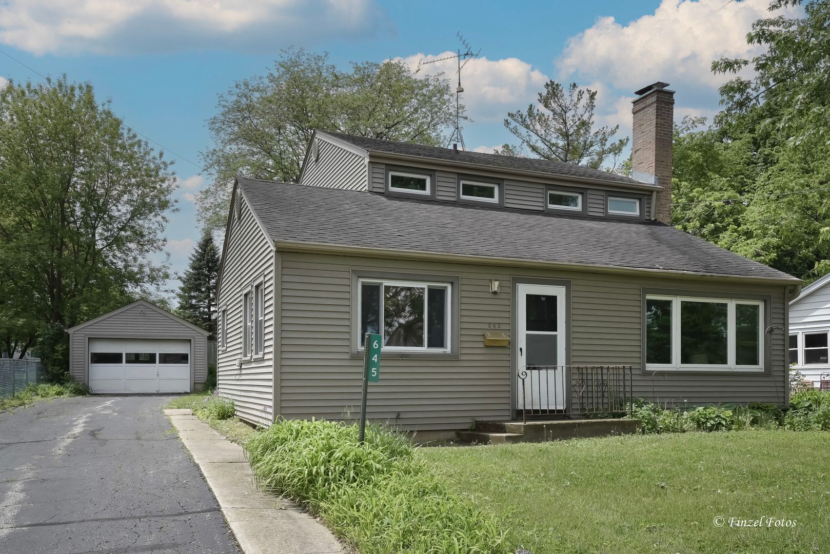645 Pleasant Street — Woodstock, IL 60098