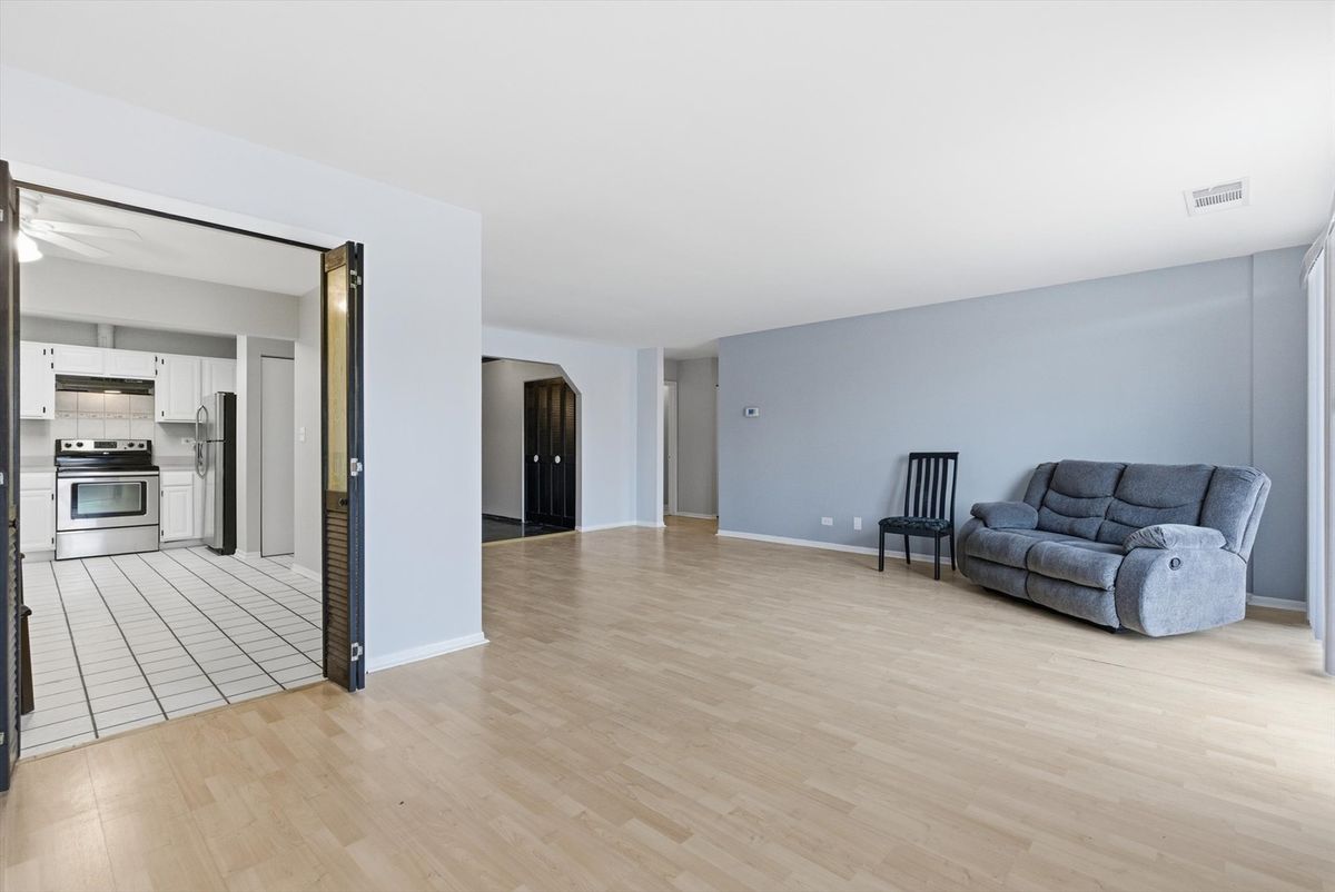 190 S Wood Dale Road #208, Wood Dale, IL 60191