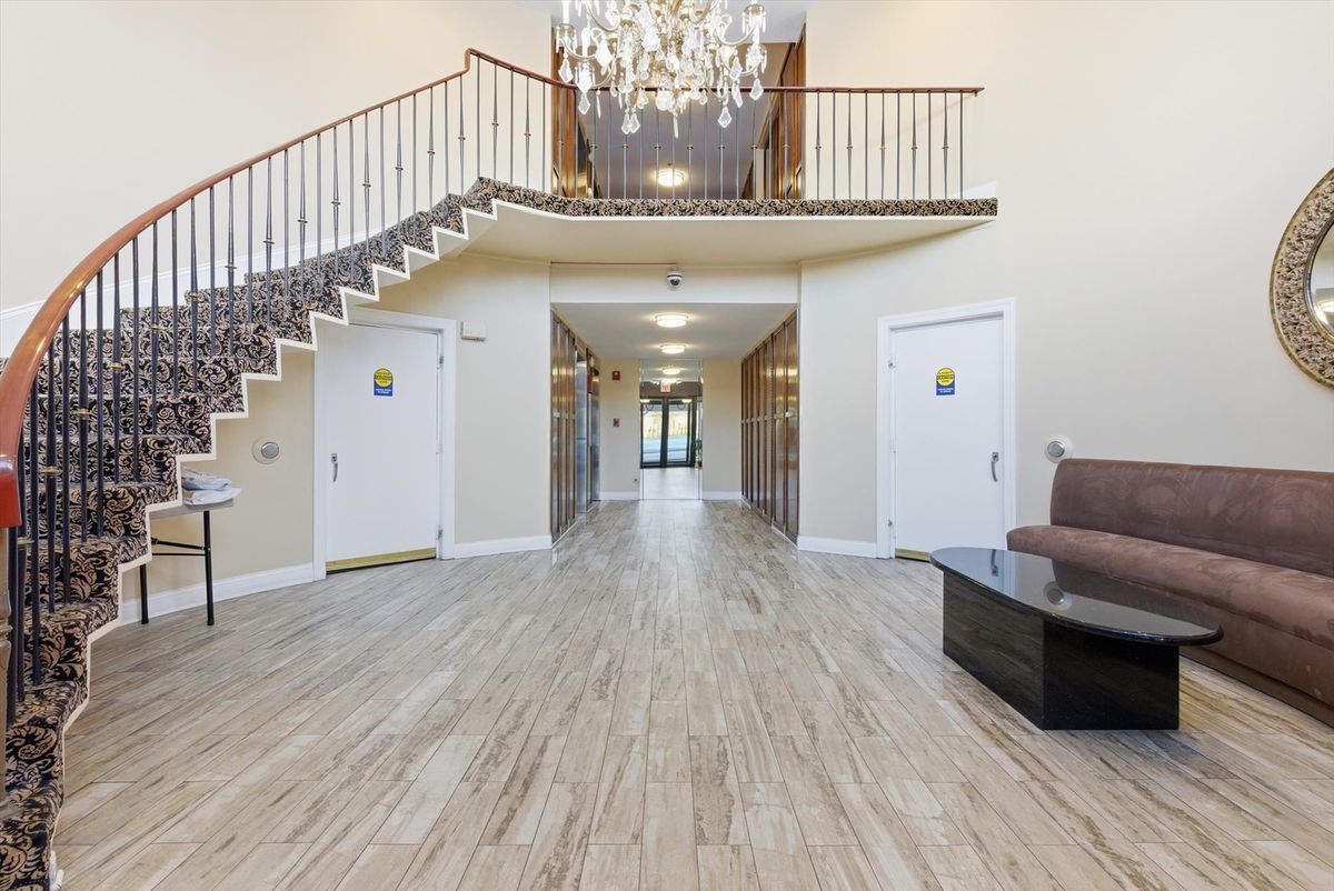 190 S Wood Dale Road #208, Wood Dale, IL 60191