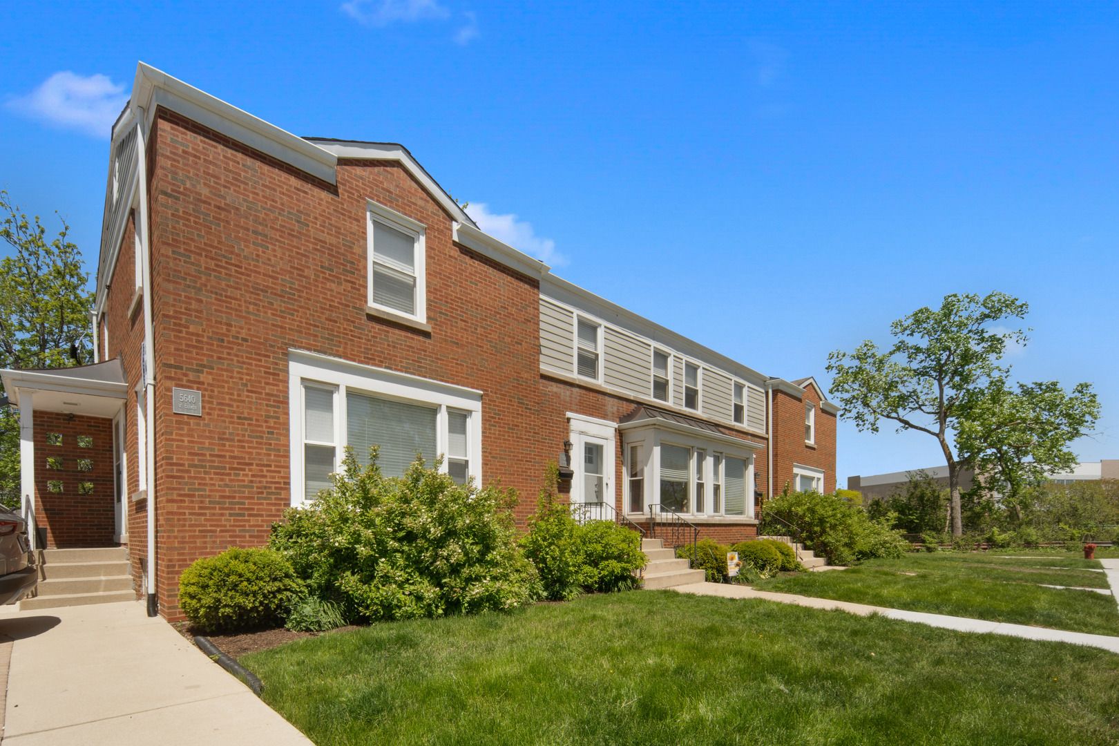 5638 W Carmen Avenue — Chicago, IL 60630