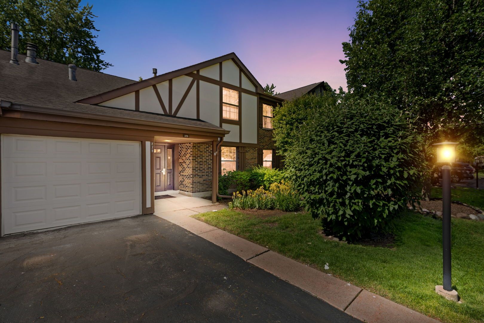 275 Wilmette Court #A2 — Schaumburg, IL 60193