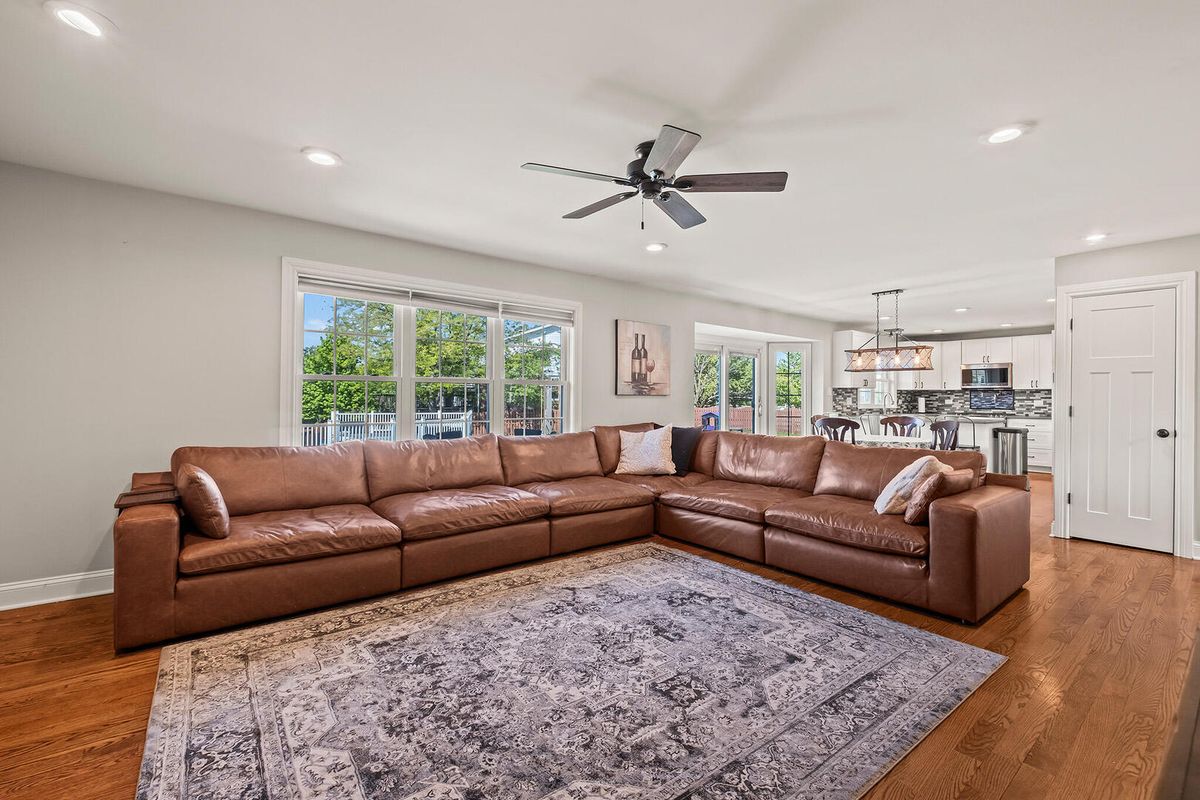 8143 Stonegate Drive, Tinley Park, IL 60487