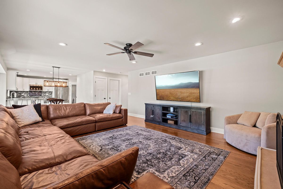 8143 Stonegate Drive, Tinley Park, IL 60487